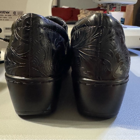 Women's YUU Memory Foam Black Bethanee Embossed Slip On Clogs Shoes Size 6.5 M - Picture 8 of 9